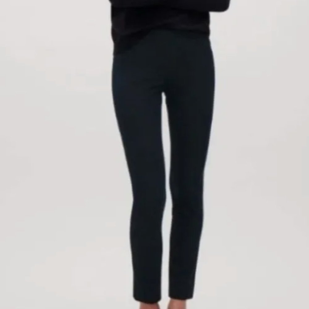 Judith & Charles Size 2 Navy Skinny Dress Pants